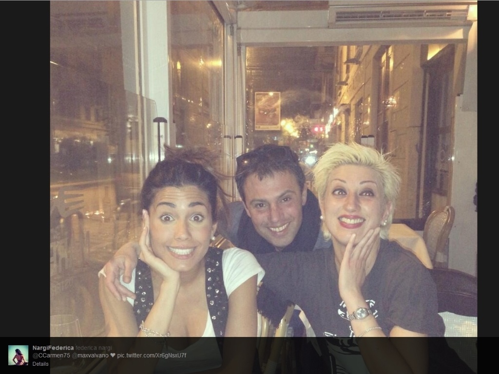 Federica Nargi sorri em foto com amigos em restaurante na Itália - Reprodução/Twitter