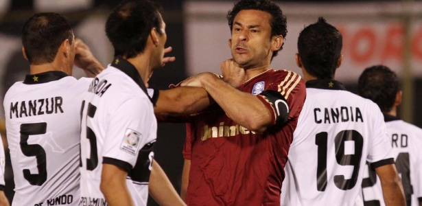 Fred leva soco de zagueiro do Olimpia durante jogo do Fluminense pela Libertadores - Ricardo Ayres/Photocamera