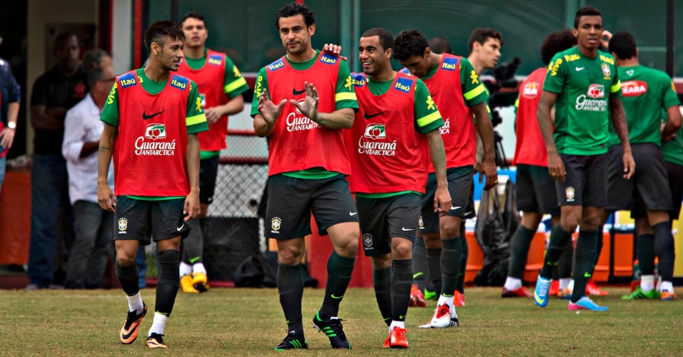 31.05.2013 - Fred, Neymar e Lucas conversam durante o treino da seleção brasileira na Gávea