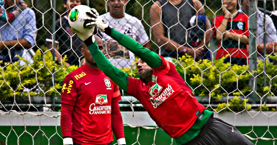 31.05.2013 - Goleiros da seleção brasileira fazem um trabalho a parte com a bola oficial da Copa das Confederações, a Cafusa