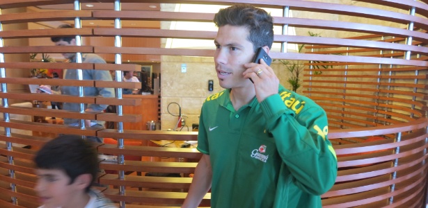 31.05.2013 - Hernanes no saguão do hotel da seleção brasileira após perder um dente no café da manhã