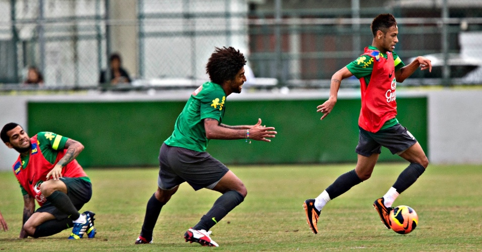 31.05.2013 - Neymar corre com a bola observado de perto por Dante durante o treino da seleção brasileira
