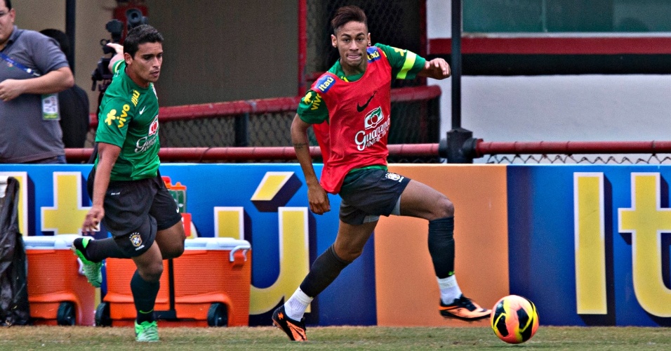 31.05.2013 - Neymar e Jean disputam a bola durante o treino da seleção brasileira na Gávea