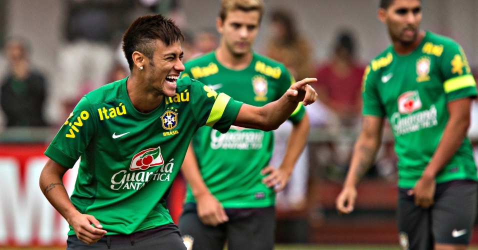 31.05.2013 - Neymar mostra bom humor durante treino da seleção brasileira na Gávea