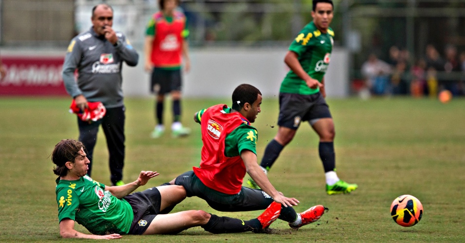 31.05.2013 - Observado por Murtosa, Filipe Luis dá carrinho em Lucas durante o treino da seleção brasileira