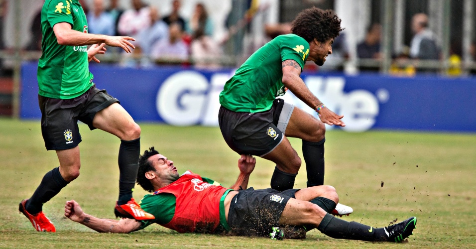 31.maio.2013 - Dante e Fred disputam pela bola em treino da seleção brasileira nesta sexta-feira