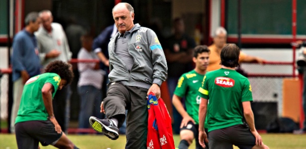 Felipão chuta bolas em treino da seleção brasileira nesta sexta-feira