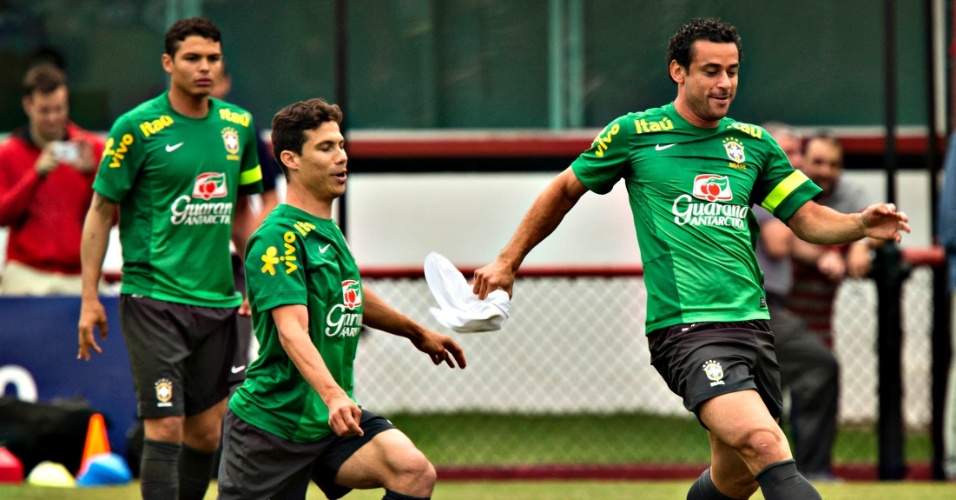 31.maio.2013 - Fred domina bola em treino da seleção brasileira nesta sexta-feira