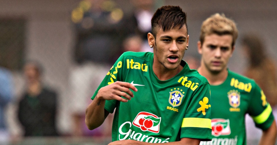 31.maio.2013 - Neymar sorri durante treino da seleção brasileira nesta sexta-feira no Rio de Janeiro