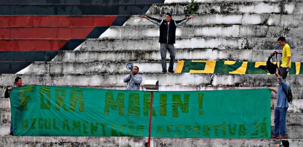 Torcedores protestam contra o presidente da CBF José Maria Marin em treino da seleção