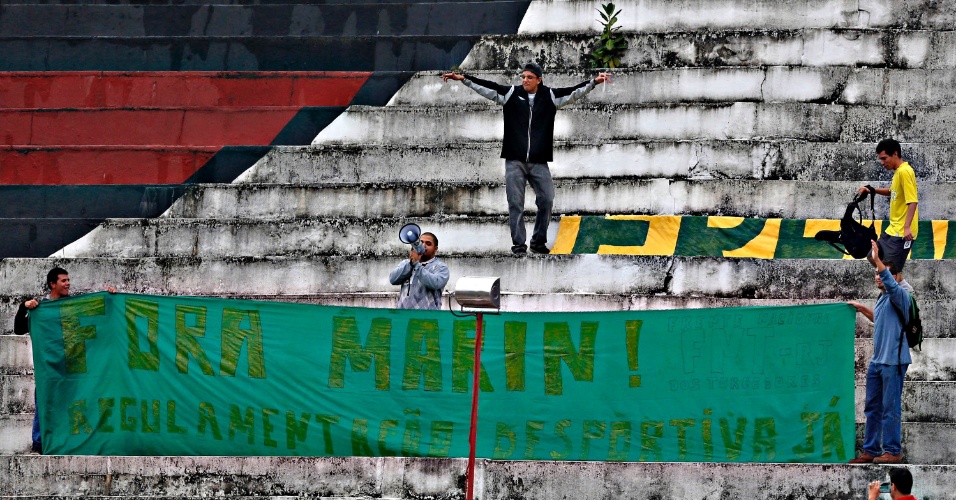 31.maio.2013 - Torcedores protestam contra o presidente da CBF José Maria Marin em treino da seleção