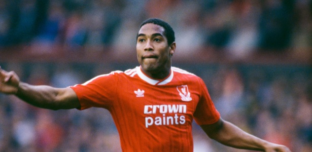 John Barnes em ação pelo Liverpool: autor de golaço na última visita inglesa ao Rio