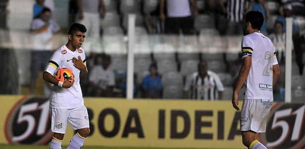 Gabriel pede para bater pênalti contra o Grêmio, mas é vetado por Edu Dracena - Ivan Storti/Divulgação Santos FC