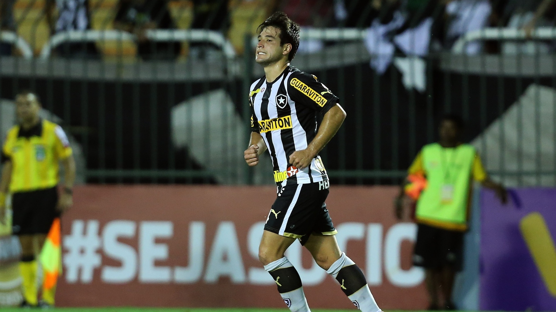 01.06.13 - Lodeiro comemora segundo gol do Botafogo contra o Cruzeiro pelo Brasileirão - Satiro Sodre/SSPress