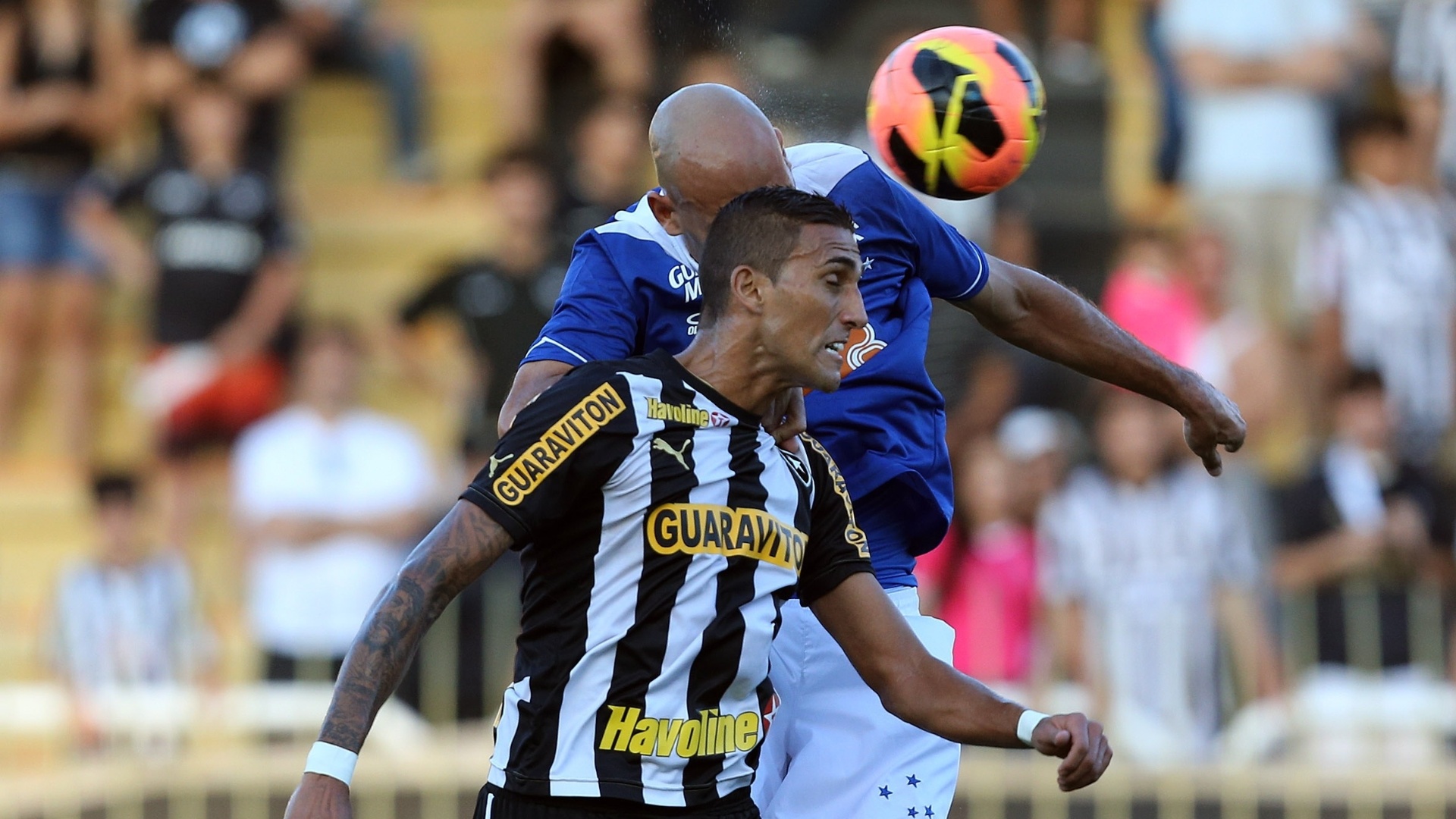 01.06.13 - Rafael Marques disputa bola da cabeça com Bruno Rodrigo na partida entre Botafogo e Cruzeiro - Satiro Sodre/SSPress