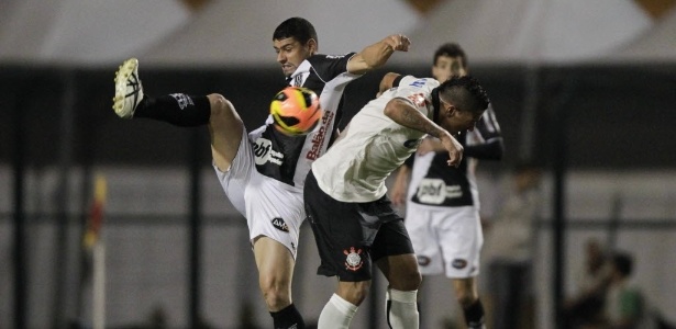 Ralf e William disputam bola de cabeça na partida entre Corinthians e Ponte Preta  - Fernando Donasci/UOL