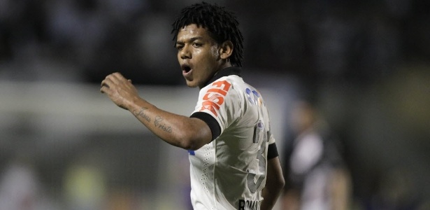 Romarinho vibra após jogada do Corinthians contra a Ponte Preta pelo Brasileirão - Fernando Donasci/UOL