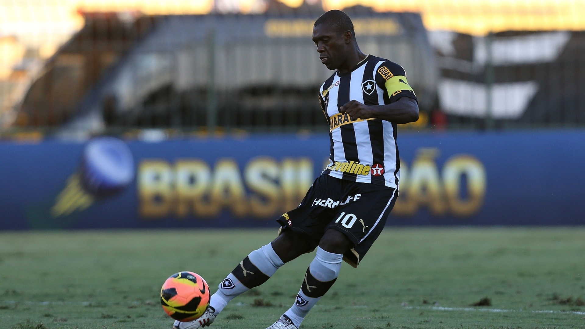 01.06.13 - Seedorf bate para o gol na partida entre Botafogo e Cruzeiro pelo Brasileirão - Satiro Sodre/SSPress