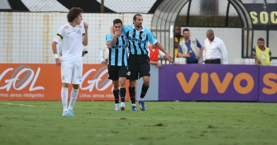 01.06.13 - Vargas e Barcos comemoram gol do Grêmio contra o Santos na Vila Belmiro - Zanone Fraissat/ESPORTE