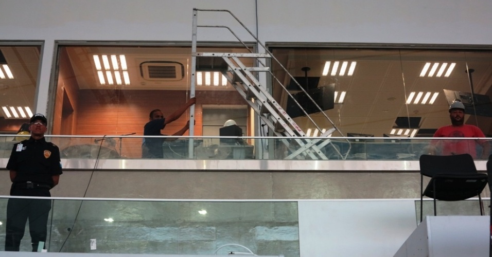 01.jun.2013 Funcionários fazem últimos ajustes em cabines de segurança do Maracanã