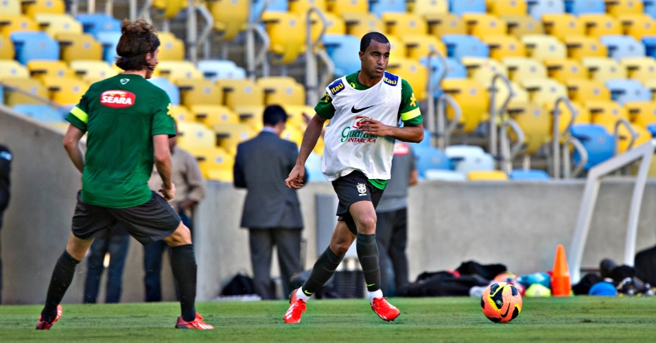 1º.jun.2013 - Lucas, que deve ser titular contra a Inglaterra, toca a bola durante o treino da seleção brasileira no Maracanã