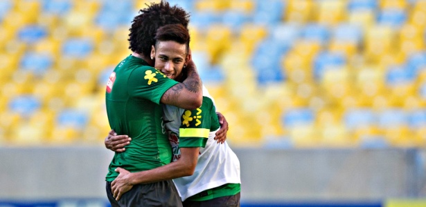 Neymar e Marcelo se abraçam durante treino e atacante brinca com companheiro  - Julio Cesar Guimaraes/UOL