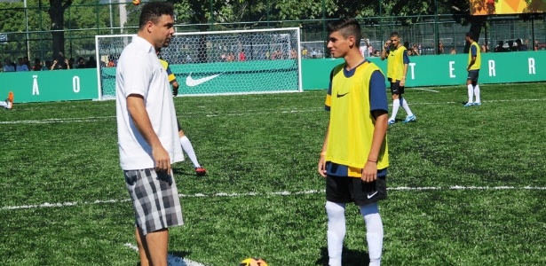 Ronaldo participou de lançamento de campo sintético no Rio de Janeiro