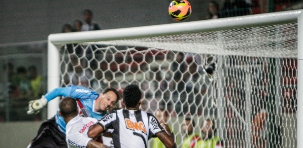 Rogério Ceni faz boa defesa e evita gol do Atlético-MG na partida do São Paulo - Divulgação/Bruno Cantini