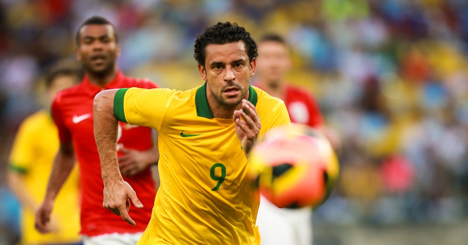 02.jun.2013 - Autor do primeiro gol do jogo, Fred observa a bola durante amistoso entre Brasil e Inglaterra