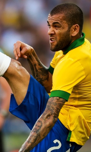 02.jun.2013 - Daniel Alves divide bola com Jagielka no amistoso entre Brasil e Inglaterra no Maracanã
