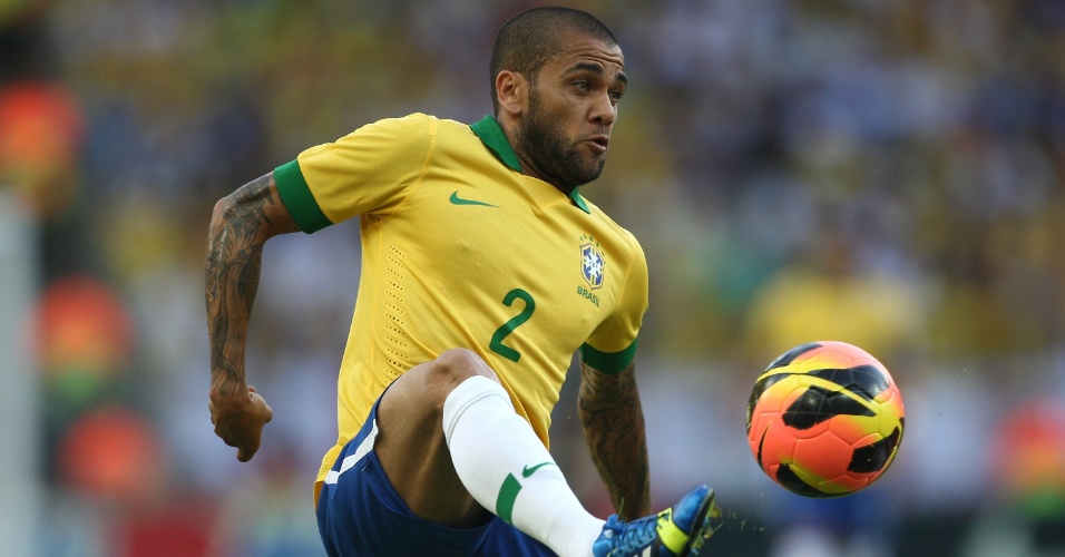 02.jun.2013 - Daniel Alves domina a bola durante amistoso entre Brasil e Inglaterra no Maracanã