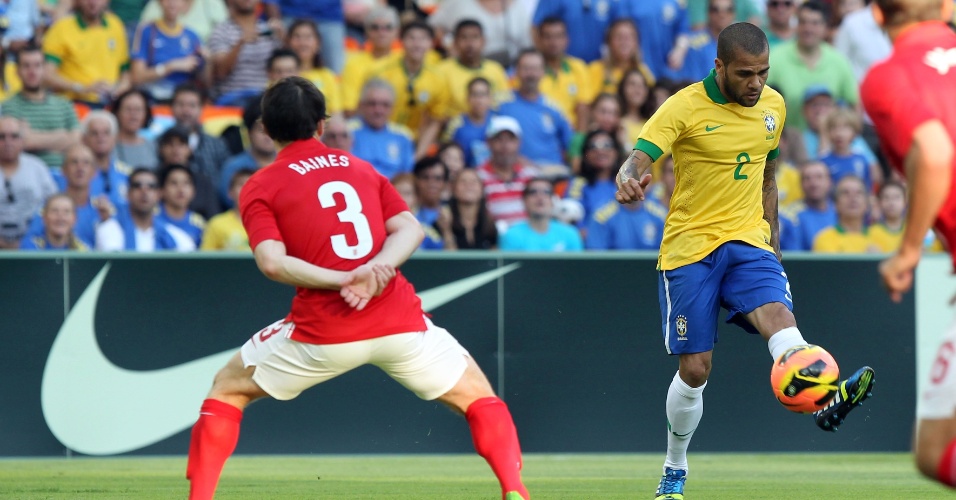 02.jun.2013 - Daniel Alves tenta o cruzamento na área da Inglaterra durante amistoso no Maracanã