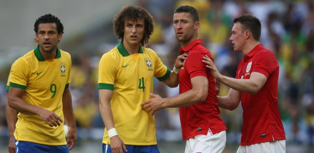 David Luiz marca o colega de Chelsea Gary Cahill no Maracanã: interesse do Barcelona