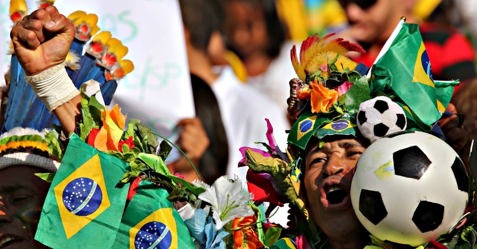 02.jun.2013 - Fantasiado, torcedor vibra nas arquibancadas do Maracanã antes da partida entre Brasil e Inglaterra