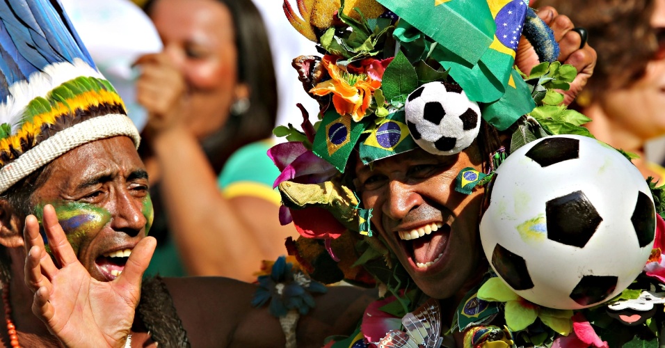 02.jun.2013 - Fantasiados, torcedores se divertem nas arquibancadas do Maracanã antes da partida entre Brasil e Inglaterra