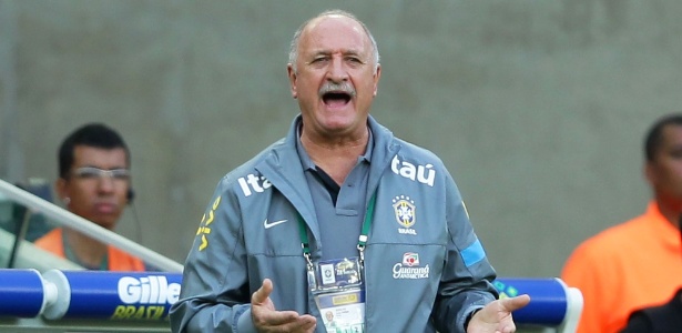 Felipão orienta jogadores da seleção brasileira na partida contra a Inglaterra no Maracanã