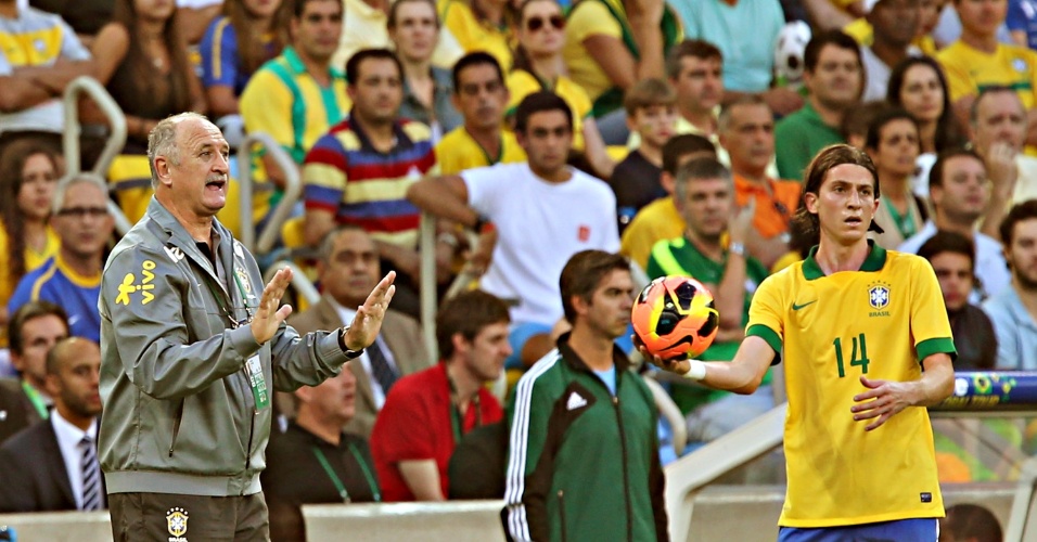 02.jun.2013 - Filipe Luis (e.) obra lateral enquanto Luiz Felipe Scolari orienta os jogadores da seleção contra a Inglaterra