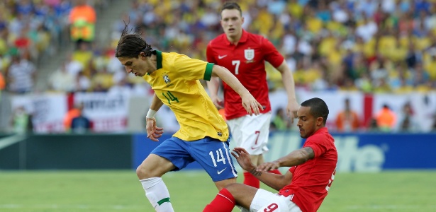 Filipe Luis durante o amistoso contra a Inglaterra; lateral treinou como titular e deve seguir na equipe