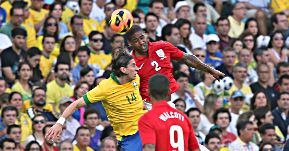 02.jun.2013 - Filipe Luiz disputa bola aérea com zagueiros da Inglaterra durante amistoso no Maracanã
