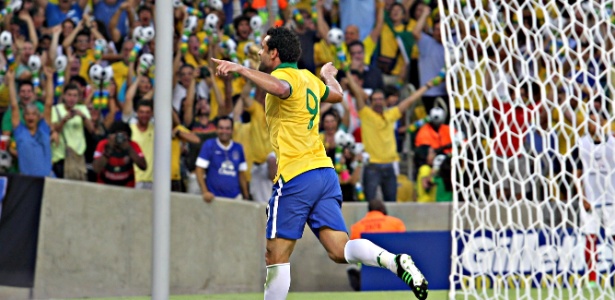 Fred comemora o primeiro gol em jogos oficiais desde a reinauguração do Maracanã