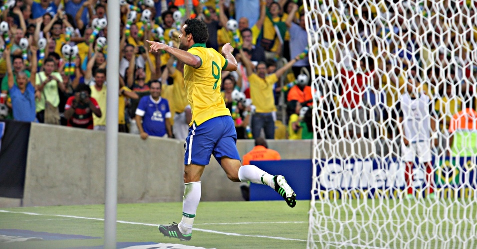 02.jun.2013 - Fred comemora após marcar o primeiro gol para o Brasil no amistoso contra a Inglaterra