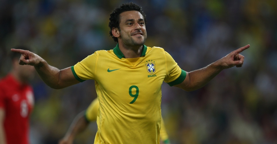 02.jun.2013 - Fred comemora após marcar o primeiro gol para o Brasil no empate com a Inglaterra
