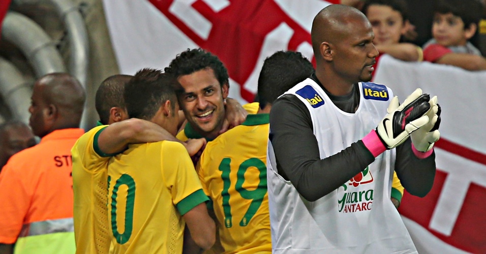 02.jun.2013 - Fred comemora com companheiros de seleção gol marcado para o Brasil contra a Inglaterra