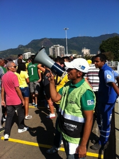 02.jun.2013 - Funcionários orientam com alto-falantes os portões indicados para a entrada no Maracanã.