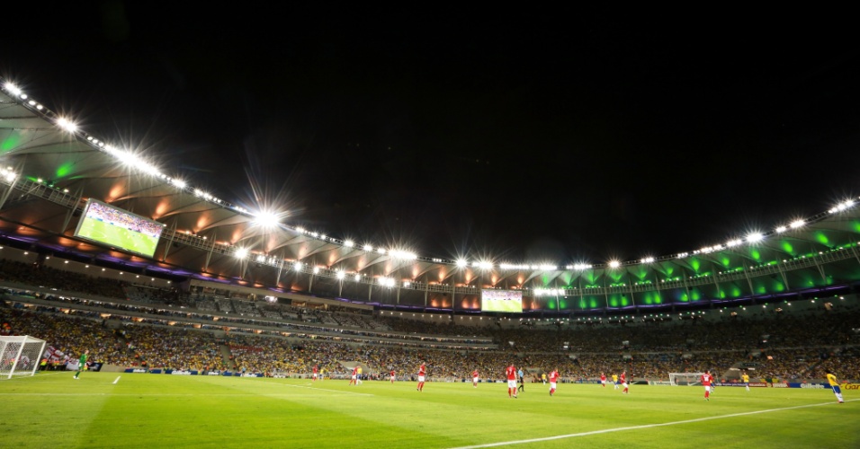 02.jun.2013 - Iluminado em verde e amarelo, Maracanã foi o palco do amistoso entre Brasil e Inglaterra