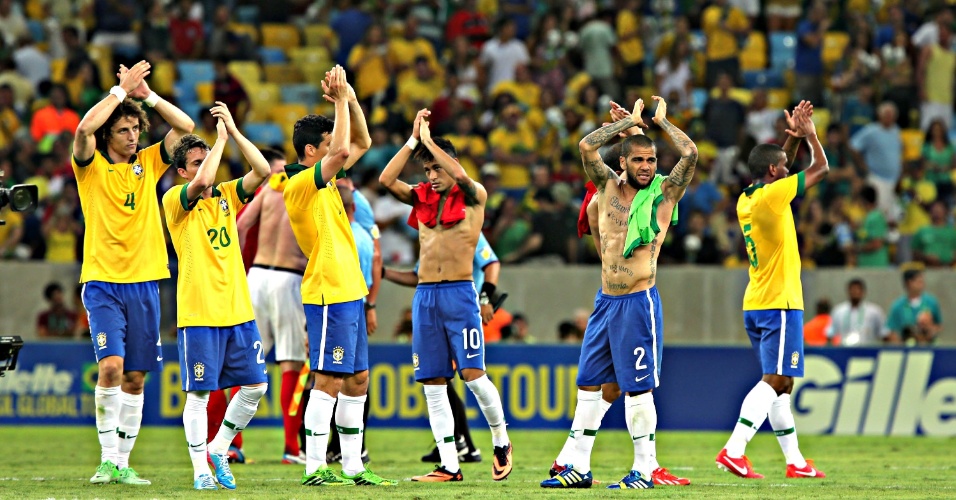 02.jun.2013 - Jogadores da seleção aplaude torcida no Maracanã após empate com a Inglaterra