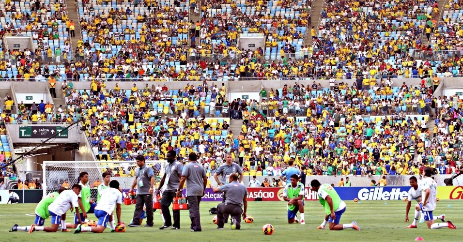 02.jun.2013 - Jogadores da seleção brasileira fazem aquecimento no gramado do Maracanã antes da partida contra a Inglaterra