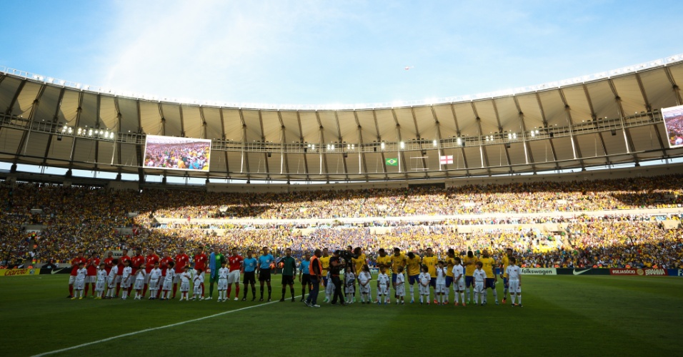 02.jun.2013 - Jogadores de Brasil e Inglaterra aguardam os hinos nacionais antes de amistoso no Maracanã