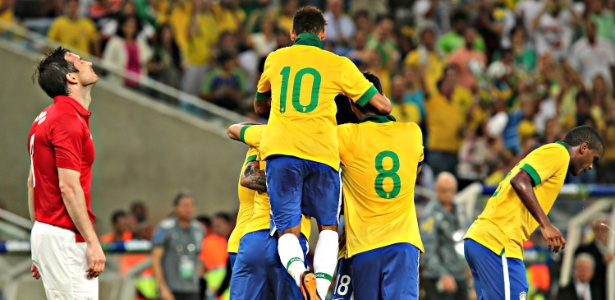 Jogadores do Brasil comemoram o gol de Paulinho, que empatou o jogo em 2 a 2 no Maracanã