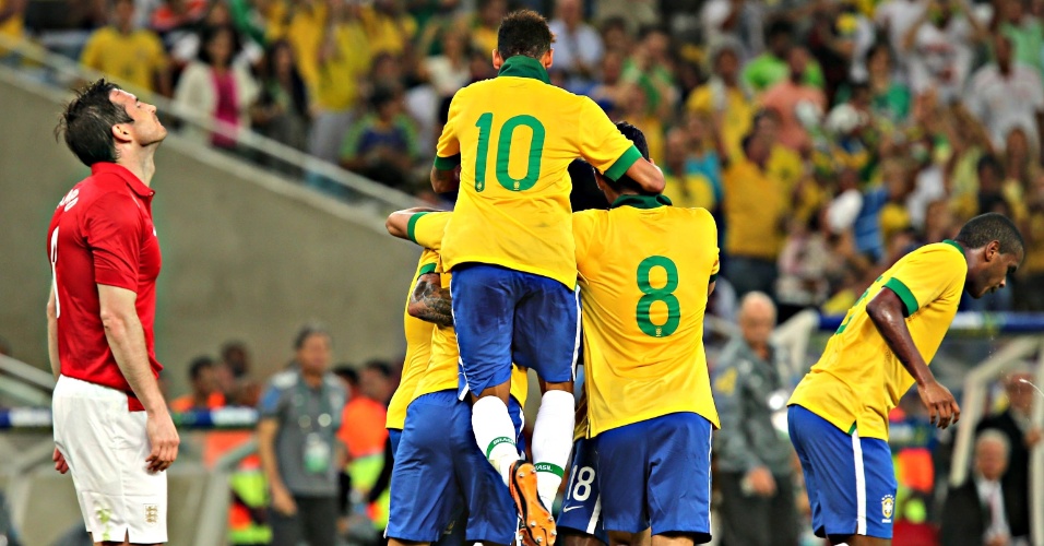 02.jun.2013 - Jogadores do Brasil comemoram o gol de Paulinho, que empatou o jogo em 2 a 2 no Maracanã
